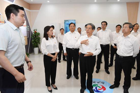 图片说明:5月10日至13日,中共中央政治局委员、中央政法委书记郭声琨在浙江调研。图为郭声琨来到嘉兴市南湖区南江社区调研。 摄影 郝帆