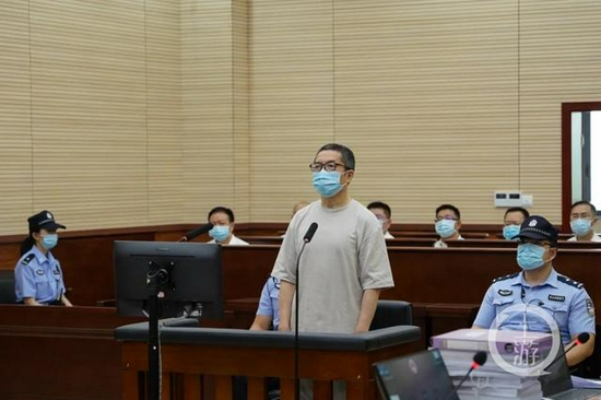 ▲11月23日,泸州中院发布的郭勇受审时照片。图片来源/泸州中院