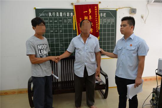 港南法院法官耐心调解 被执行人当场付赔款