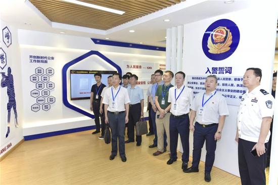 参观特巡警支队党建活动中心
