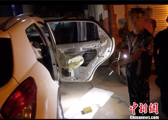 图为犯罪嫌疑人被警方人赃俱获。警方供图