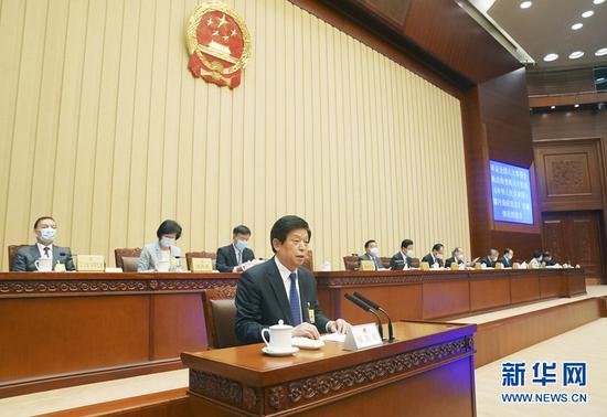 10月15日,十三届全国人大常委会第二十二次会议在北京人民大会堂举行第二次全体会议。栗战书委员长出席会议并作全国人大常委会执法检查组关于检查土壤污染防治法实施情况的报告。新华社记者 刘卫兵 摄