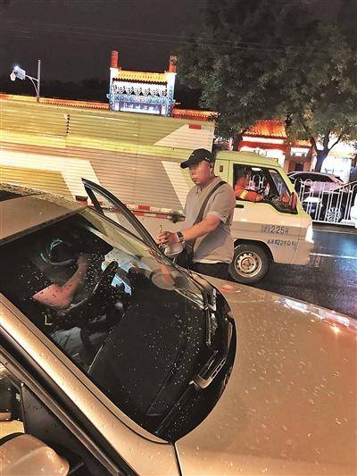 5月19日21点30分,簋街南侧聚点串吧附近,记者停车1小时40分,一名男性收费员收取记者15元停车费