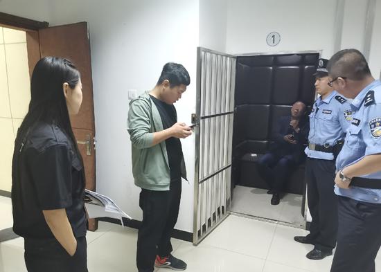 图1:通化中院准备 将一名被执行人拘留,对方立刻打电话联系亲友将钱款还上
