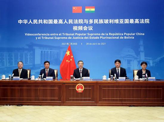 图为周强与玻利维亚最高法院院长埃奎斯举行视频会谈。孙若丰 摄