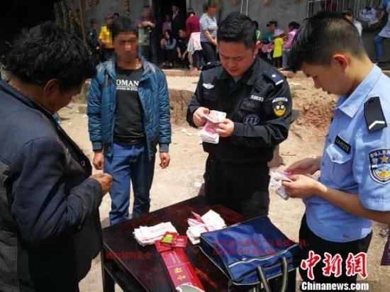 图为云南一“骨灰级老赖”嫁女时,被法院执行干警清点查封收到的“份子钱”。中新网 图