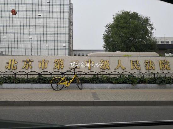 王宝强离婚案二审 马蓉抵达北京市第三中院
