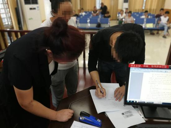 在调解书上签字
