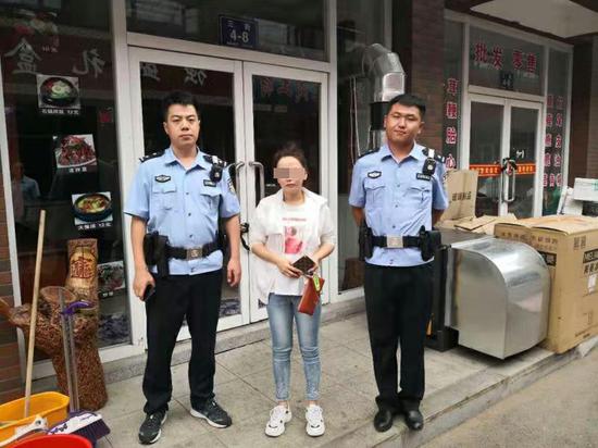 图3通化县法院将一名被执行人强制带走