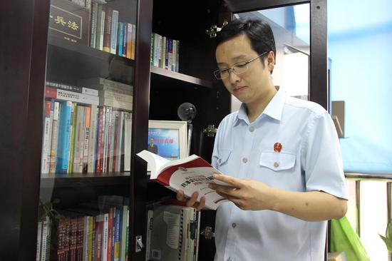 我最喜爱的好法官--陈昶屹