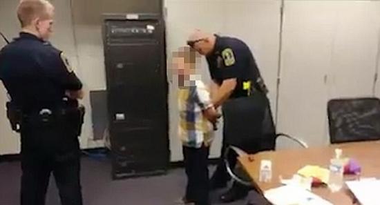 美孤僻男孩被刑拘 父亲称儿子打架为自卫|美孤