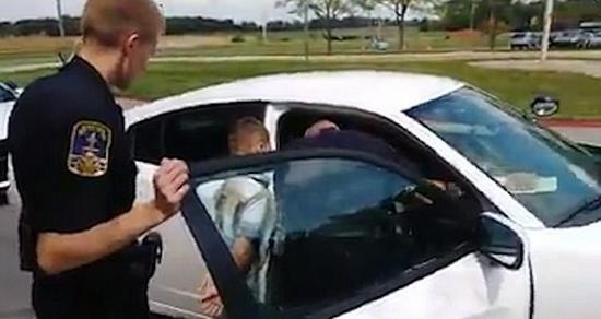 美孤僻男孩被刑拘 父亲称儿子打架为自卫|美孤