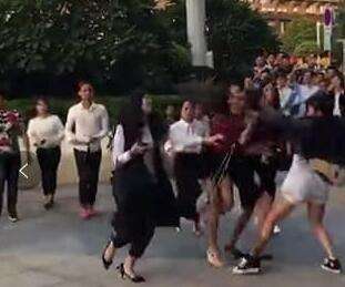 广西女白领约群架 七八人扭打在一团看呆路人