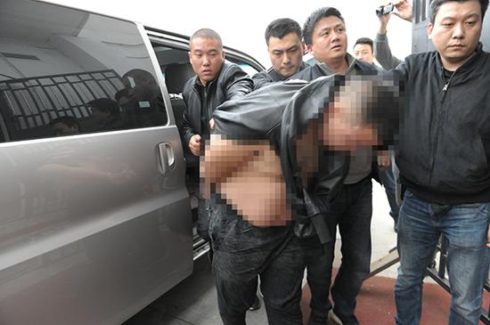 办案民警将主要犯罪嫌疑人高某押解至六合公安分局龙池派出所