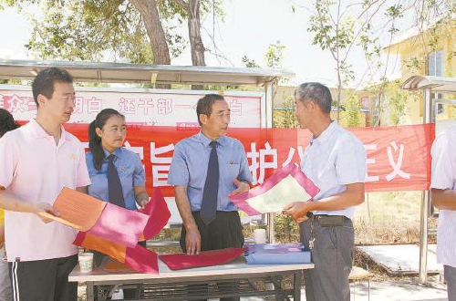 木垒县检察院检察官宣传公益诉讼工作。