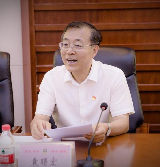 图为司法部党组书记、副部长袁曙宏在专题调研座谈会上讲话。