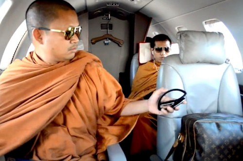 维拉蓬戴着太阳眼镜乘坐私人飞机,使用名牌旅行包