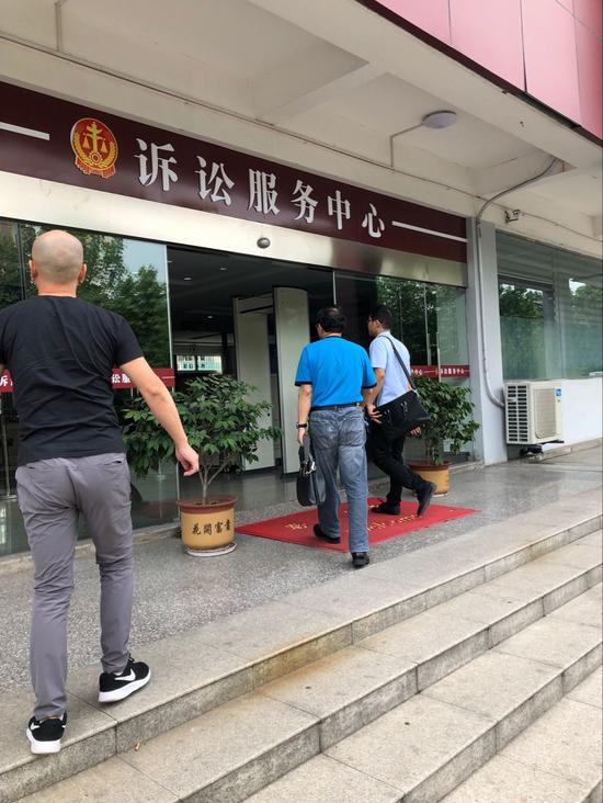 执行法官将被执行人带回法院