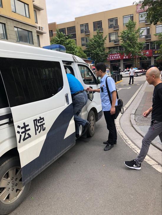 被执行人被带上警车