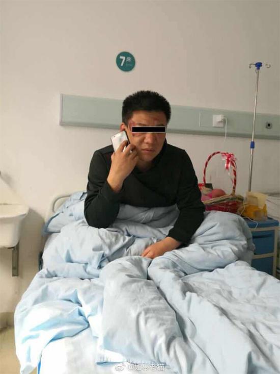 网友发布的图片显示,有警方人员头部受伤在医院接受治疗。
