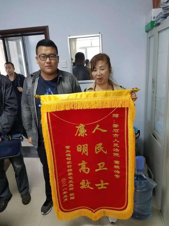 磐石法院:法官高效执行 群众锦旗点赞