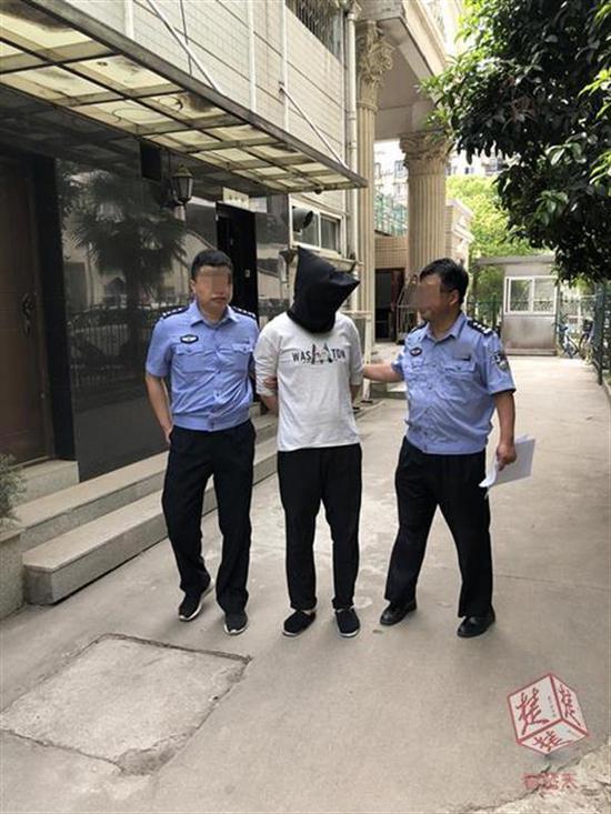 图为警方抓获犯罪嫌疑人