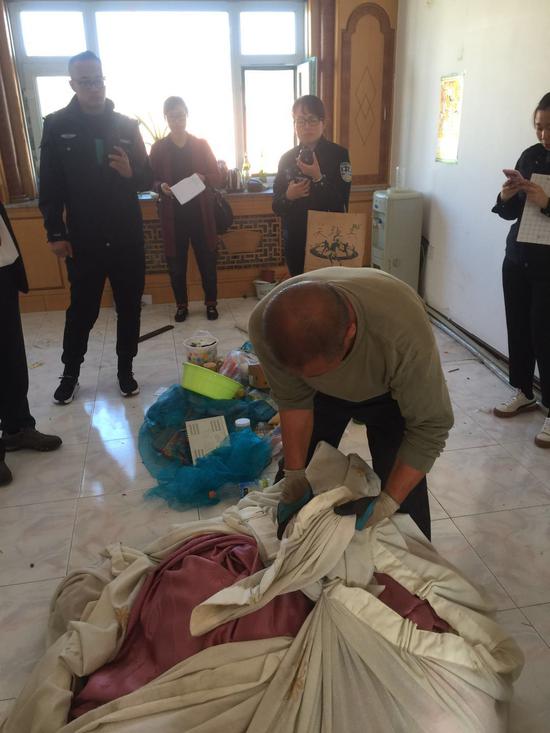 辉南县法院强制腾迁 向拒执行为亮剑