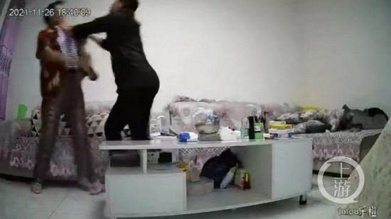 ▲视频显示,打人女子不断推搡一名老人。来源/视频截图