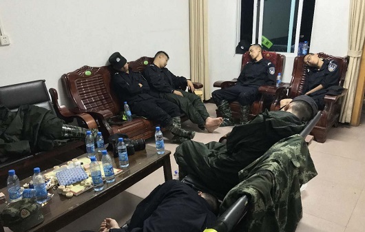 文山州公安机关投入数百警力参与洪灾救援