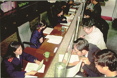 图为1991年全国第一个立案处在深圳中院投入使用后,立案窗口前人头攒动。资料图片