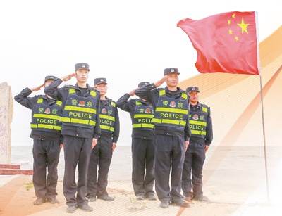 黑龙江出入境边防检查总站鸡西边防管理支队民警在边境执勤并向国旗敬礼。张方洲摄(人民视觉)
