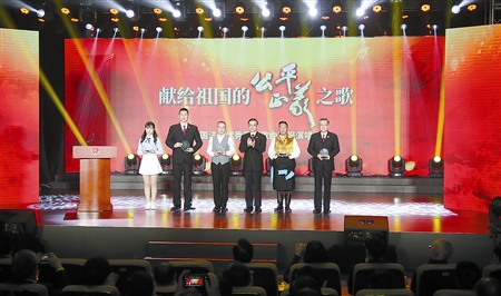 周强为获奖单位及个人颁奖。孙若丰 摄