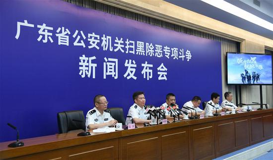 广东省公安机关在扫黑除恶专项斗争新闻发布会上介绍情况(2018年7月5日摄)。 新华社记者 邓华 摄