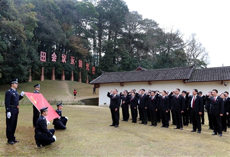 图②:龙岩中院组织党员干部在古田会议会址前重温入党誓词。