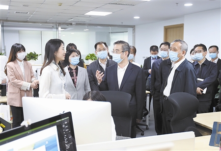 图为周强在人民法院新闻传媒总社融媒体中心调研。孙若丰 摄