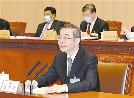 2月27日,十三届全国人大常委会第二十六次会议举行第一次全体会议,最高人民法院院长周强作关于民事诉讼程序繁简分流改革试点情况的中期报告。 马增科 摄