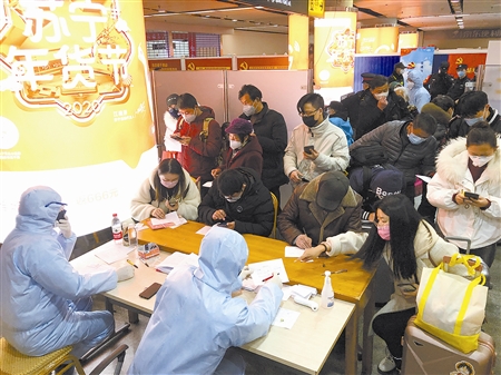 图为无锡中院干警为出站旅客做登记。 诸佳英 摄