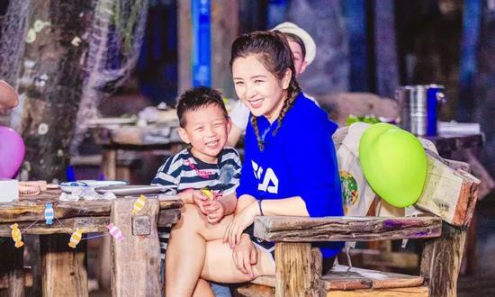 人贩子新骗术曝光:50个孩子42个被拐走家长应该怎么预防? 何洁与儿子