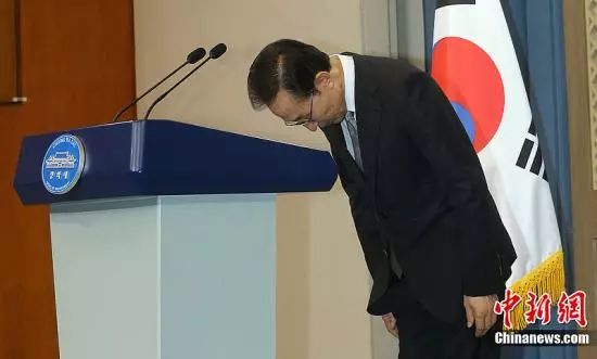 资料图片:2012年7月24日,李明博就兄长和亲信腐败行为向公众致歉。