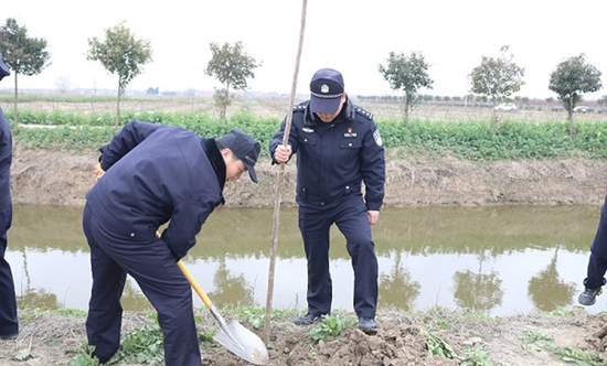 盐城市公安局组织机关民警开展义务植树活动