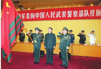 1月10日,中央军委向武警部队授旗仪式在北京八一大楼举行。中共中央总书记、国家主席、中央军委主席习近平向武警部队授旗并致训词。这是习近平向武警部队授旗。新华社记者 李刚 摄