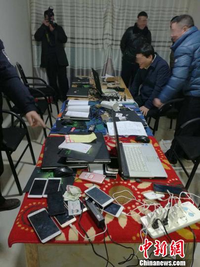 警方扣押大批作案工具。警方供图