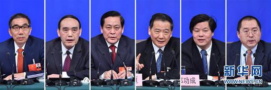 3月12日,十三届全国人大一次会议新闻中心举行记者会,邀请十二届全国人大财经委副主任委员尹中卿(左三)、教科文卫委副主任委员吴恒(右三)、环资委副主任委员袁驷(左二)、内司委委员郑功成(右二),全国人大常委会预算工委副主任刘修文(左一)、常委会办公厅秘书局巡视员傅文杰(右一)就“人大监督工作”相关问题回答中外记者提问(拼版照片)。新华社记者 李鑫 摄