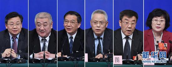 3月12日,十三届全国人大一次会议新闻中心举行记者会,邀请十二届全国人大内司委副主任委员王胜明(右三)、财经委副主任委员乌日图(右二)、教科文卫委副主任委员吴恒(左三)、环资委委员吕彩霞(右一),全国人大常委会法工委副主任王超英(左二)、副主任许安标(左一)就“人大立法工作”相关问题回答中外记者提问(拼版照片)。新华社记者 申宏 摄