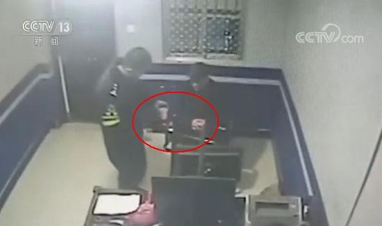 监控显示民警给男子递送热水