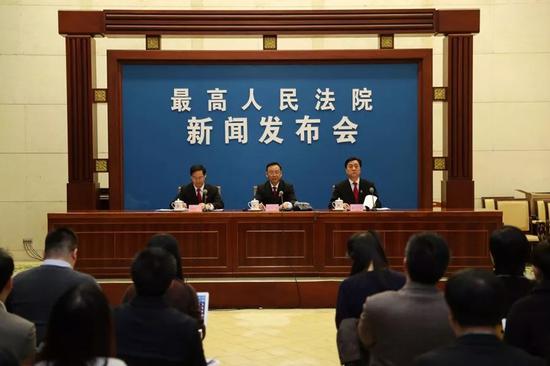 《最高人民法院关于适用<中华人民共和国行政诉讼法>的解释》于2月7日正式发布。最高人民法院党组副书记、副院长江必新,最高人民法院行政庭庭长黄永维出席发布会,最高人民法院新闻发言人林文学主持发布会。