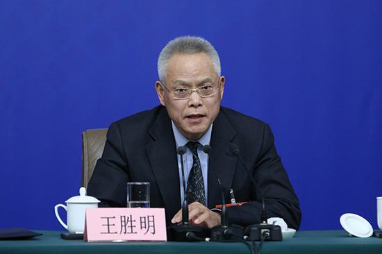十二届全国人大内司委副主任委员王胜明答记者问。视觉中国 图