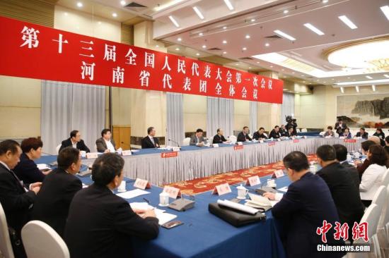 3月12日,全国人大河南省代表团举行小组会议,审议全国人大常委会工作报告。中新社记者 韩海丹 摄