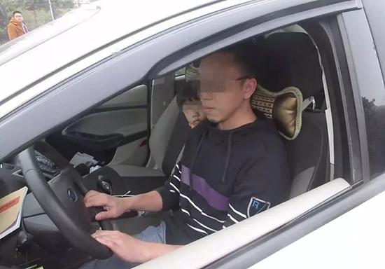 原来是宿醉惹的祸!黄某以为前一天晚上喝了啤酒,第二天开车应该没问题,没想到酒精根本没代谢掉。可叹作为一名律师,黄某只有法律知识却没有医学生理常识,犯下如此低级错误。 目前黄某已被交警刑事拘留,依法追究刑事责任。黄某不仅要被吊销驾驶证五年内不得重新取得,很有可能被吊销律师执照。 法律法规: 《律师法》第四十九条第二款规定:律师因故意犯罪受到刑事处罚的,由省、自治区、直辖市人民政府司法行政部门吊销其律师执业证书。 来源:珠海交警