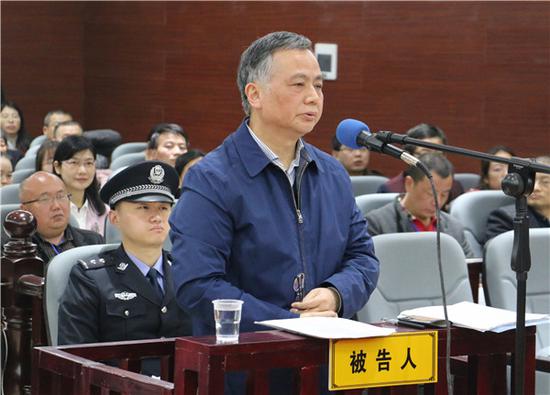 校长被控受贿:利用另一高校书记斡旋受贿|受贿